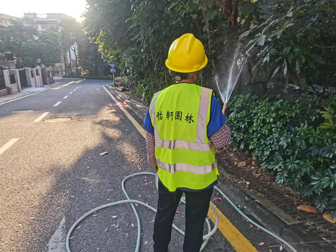 園林綠化養(yǎng)護(hù)日常澆水