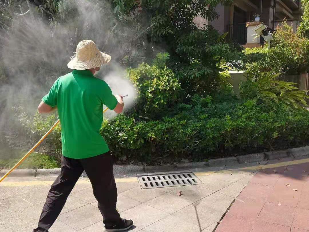 怡軒園林綠化公司開啟夏季綠化“打藥除蟲”工作，做好日常養(yǎng)護(hù)措施